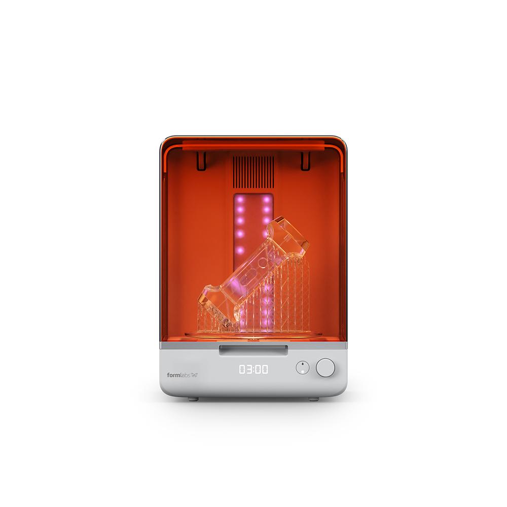 Form Studio Wash+Cure UV utókezelés közben, 405 nm-es LED-ekkel